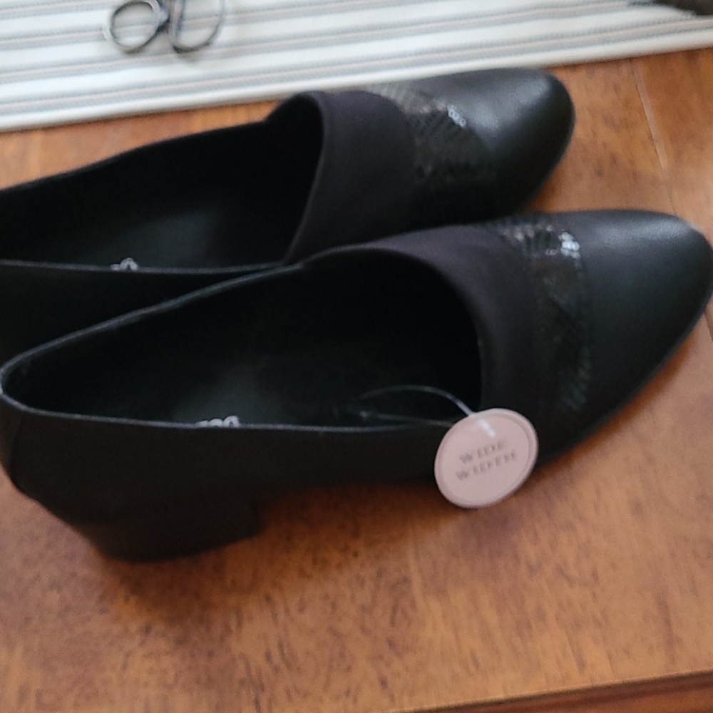 Women's black shoes